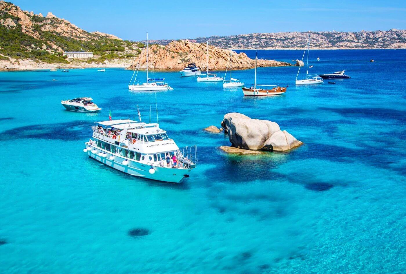 Bateau naviguant sur eaux turquoise de l’archipel de La Maddalena