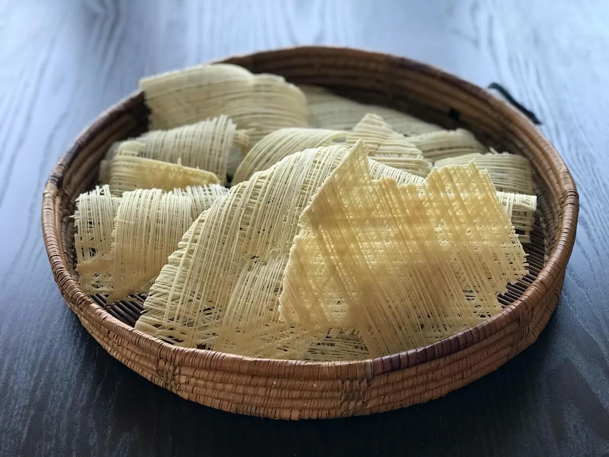Fines pâtes filiformes filindeu sardes servies dans un panier