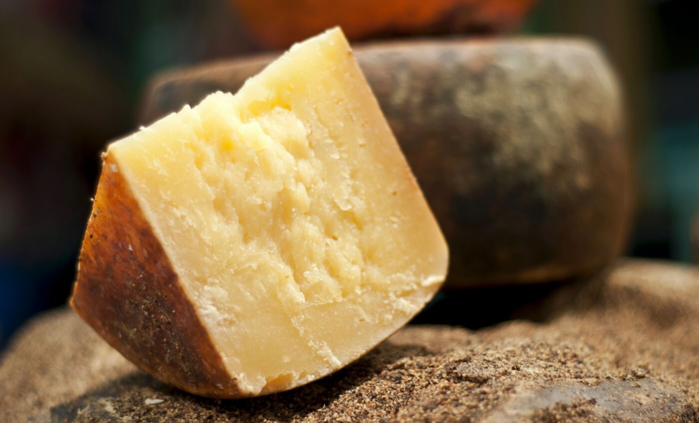 Morceau de pecorino sarde affiné en Sardaigne