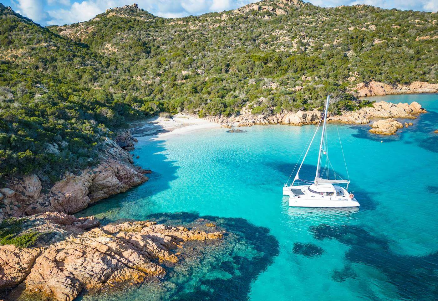 Bateau de tourisme naviguant parmi îles aux eaux claires