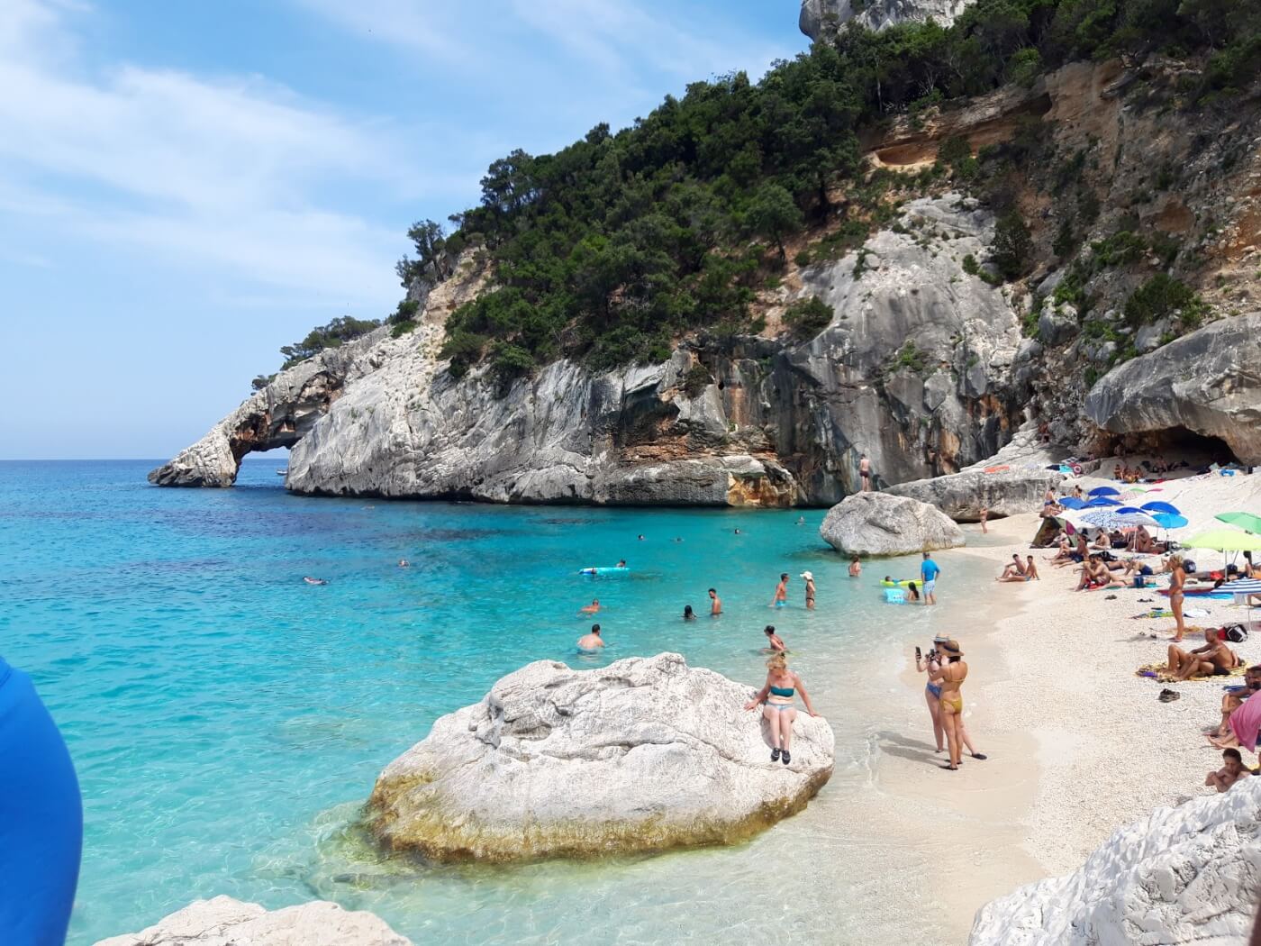 Plage isolée aux eaux turquoise encadrée de rochers