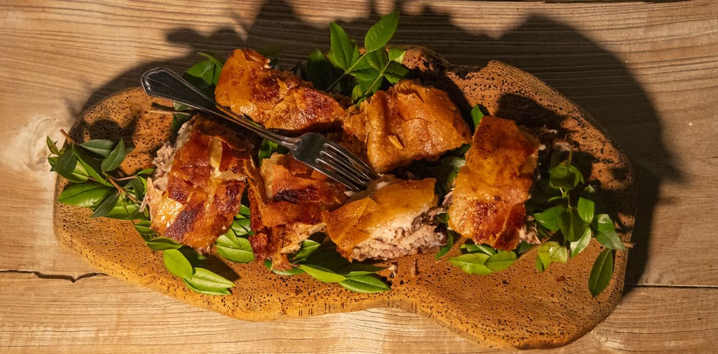 Porcelet de lait rôti servi lors de fête locale