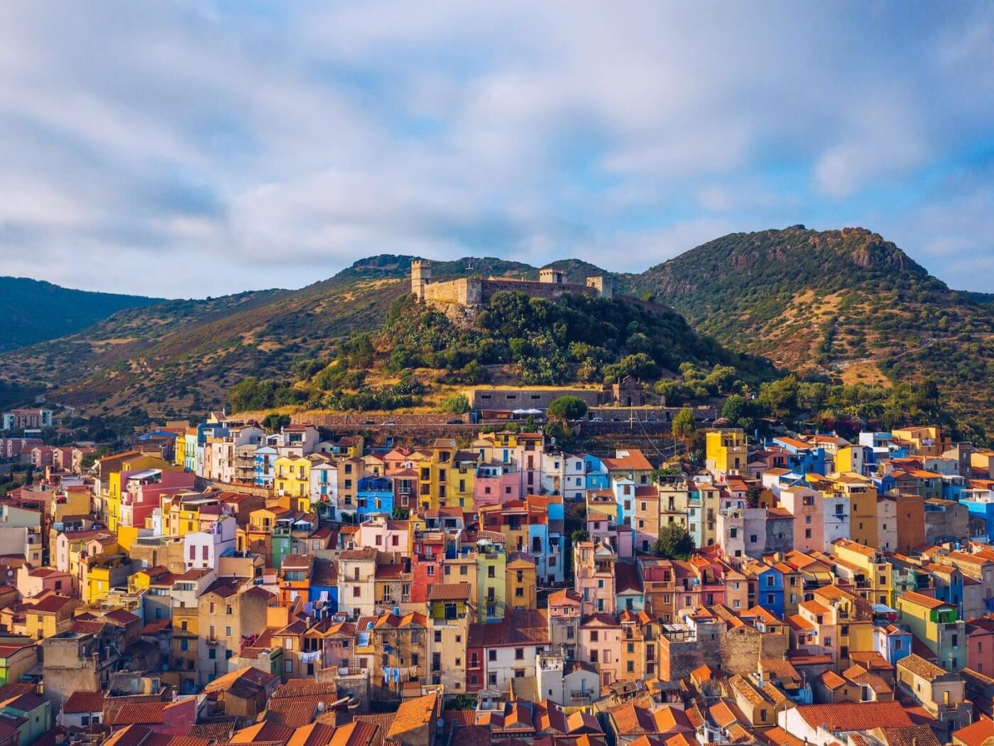 Village coloré de Bosa au pied de la colline en Sardaigne