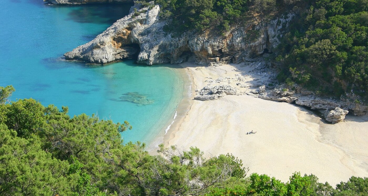 Criques isolées aux eaux turquoise près de Cala Gonone en Sardaigne