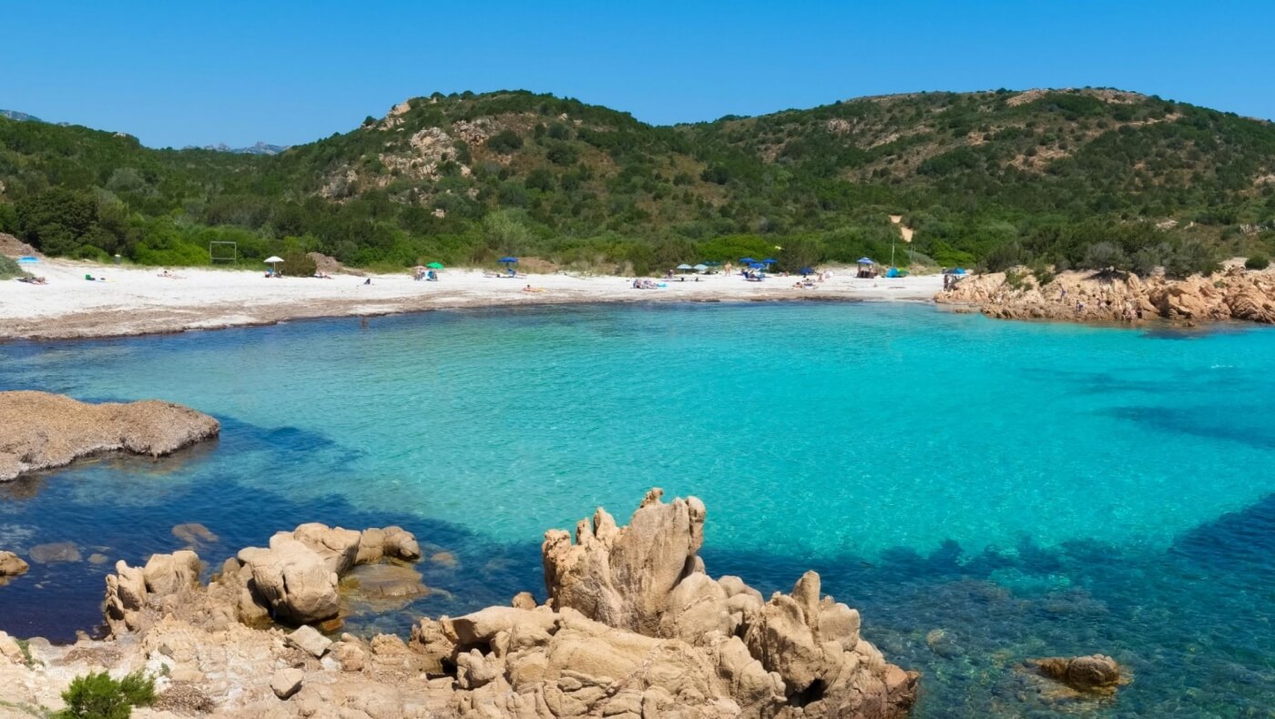 Plage Spiaggia del Principe aux eaux émeraude en Sardaigne