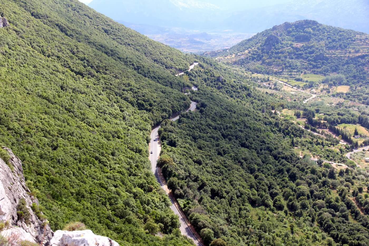 Route SS125 Orientale Sarda serpentant à flanc de montagne en Sardaigne