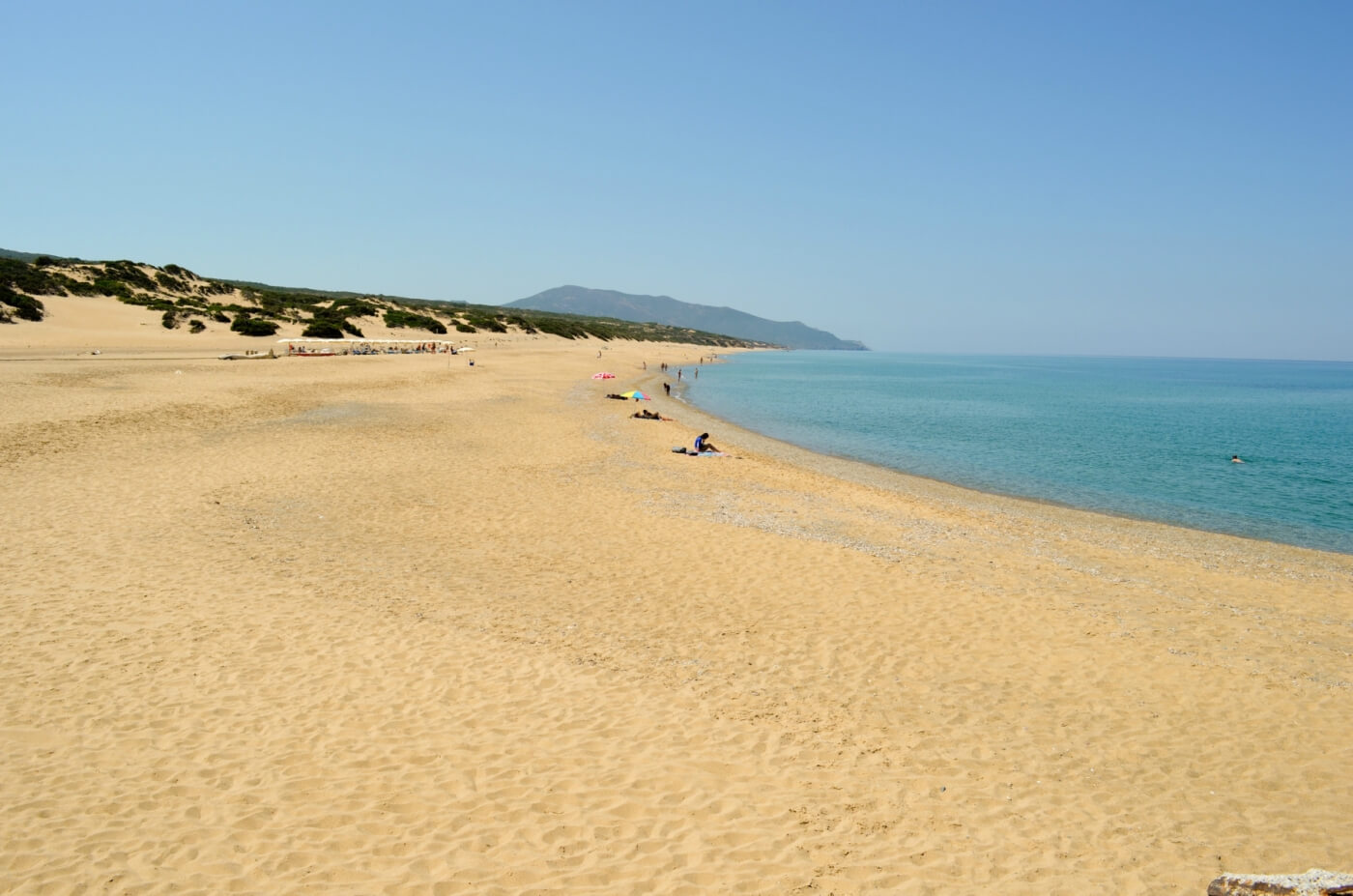 Dunes de Piscinas avec plage sauvage et collines méditerranéennes