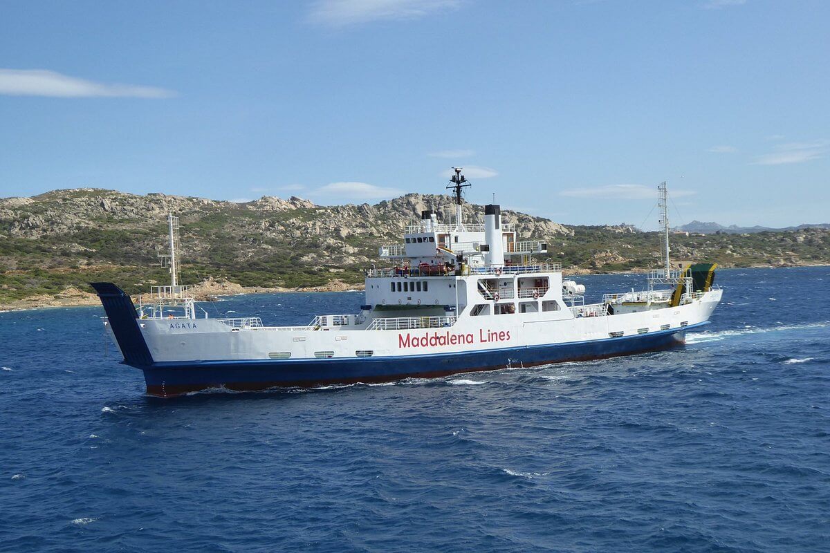 Navire de la compagnie Maddalena Lines traversant les eaux turquoises