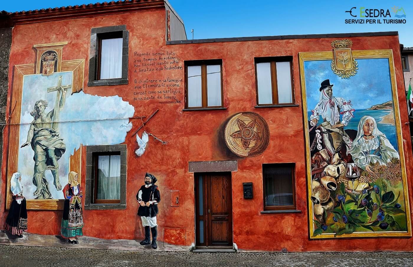Fresques pastorales colorées sur façade dans le village de Bosa