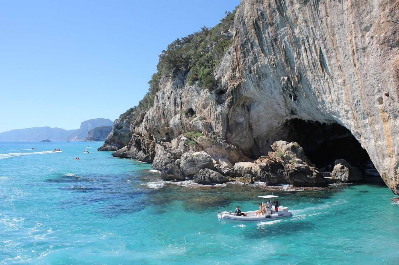 Grotta del Bue Marino, grotte marine surplombant une crique en Sardaigne