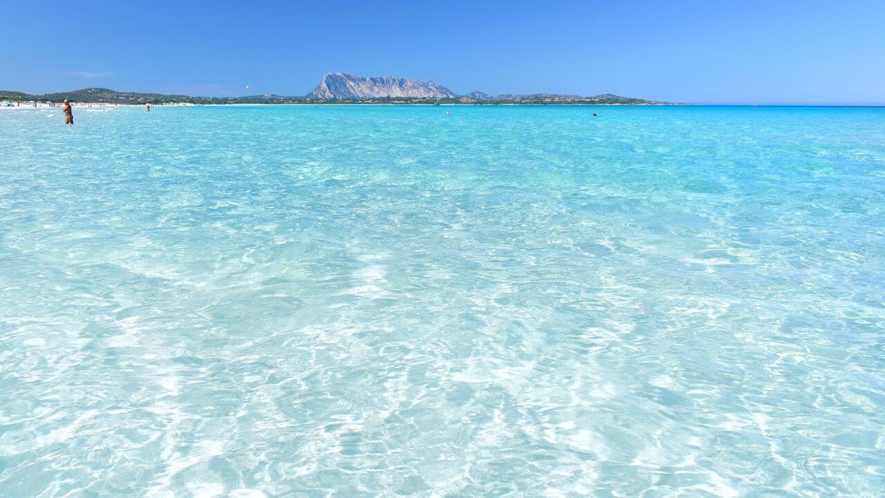 Plage de La Cinta aux eaux turquoise et sable fin en Sardaigne