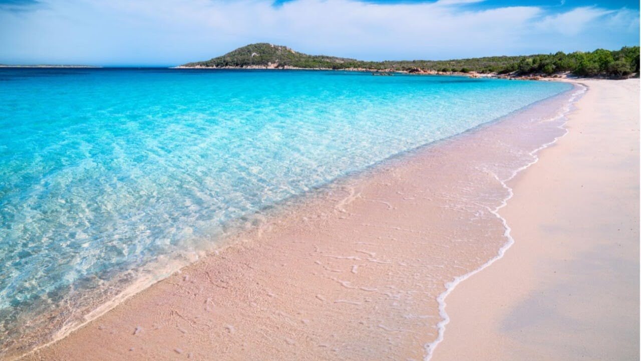 Plage de Liscia Ruja avec eau cristalline et rive sableuse