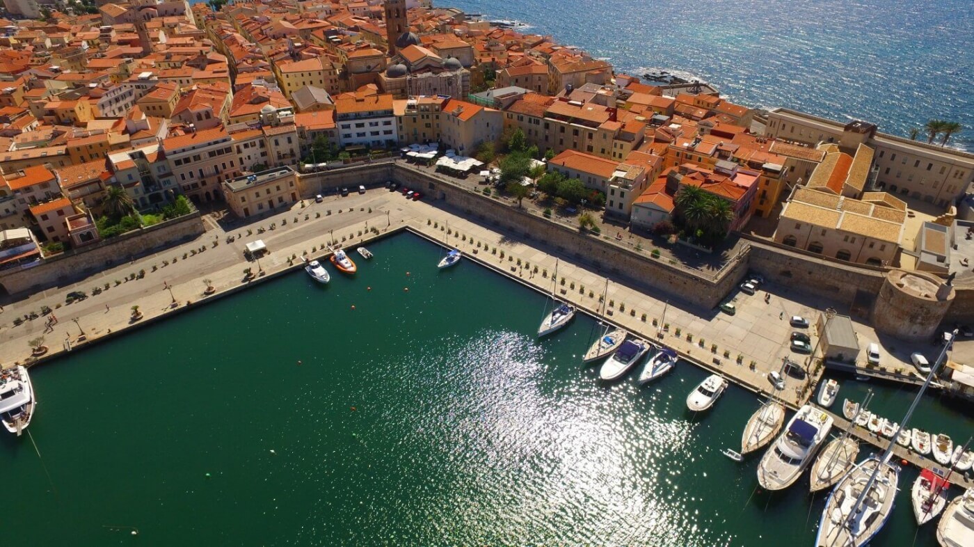Vue aérienne de la vieille ville et du port d’Alghero en Sardaigne