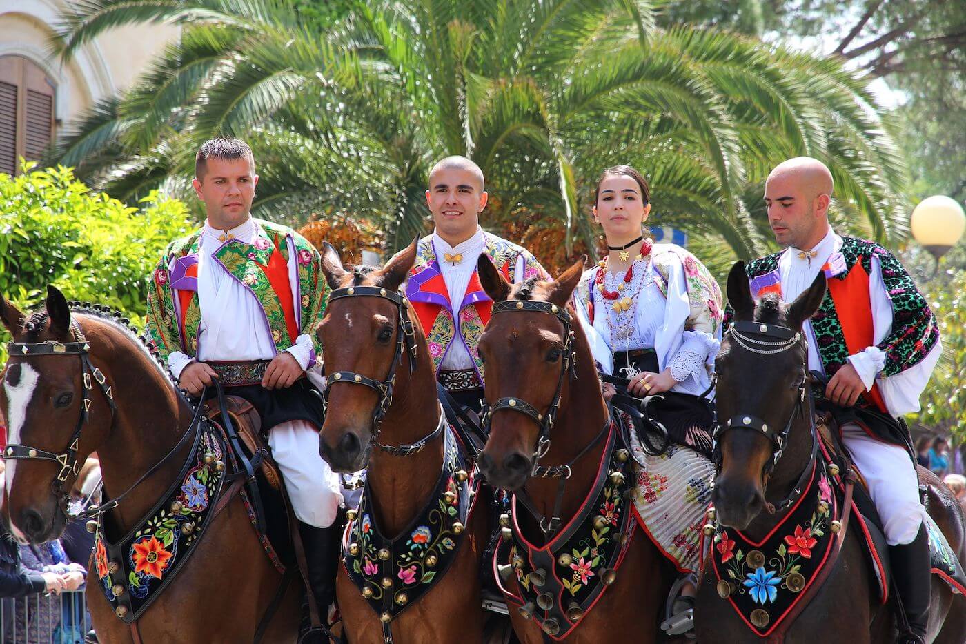 Cavalcade sarde : cavaliers en tenues traditionnelles lors d’une fête folklorique
