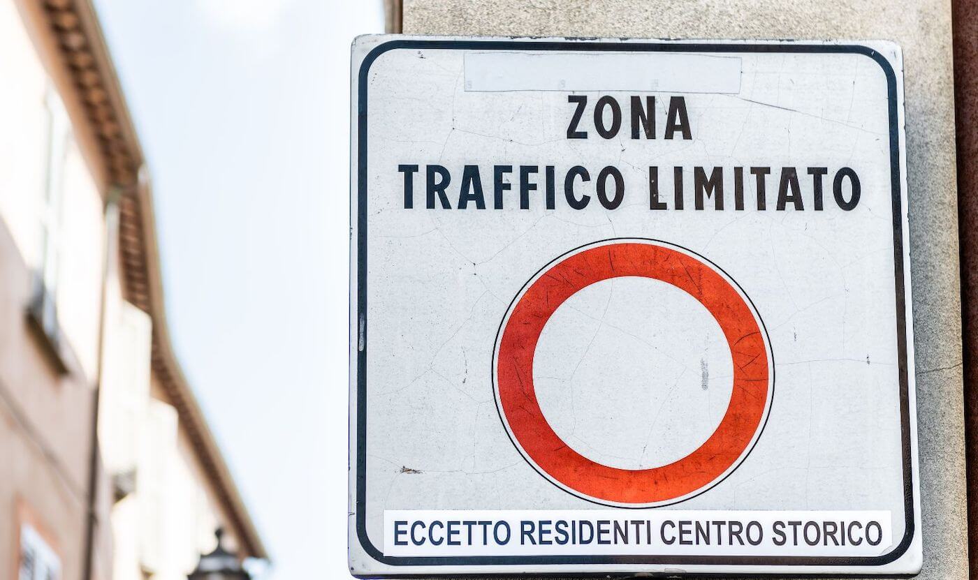 Panneau « Zona Traffico Limitato » à l’entrée du centre historique de Cagliari