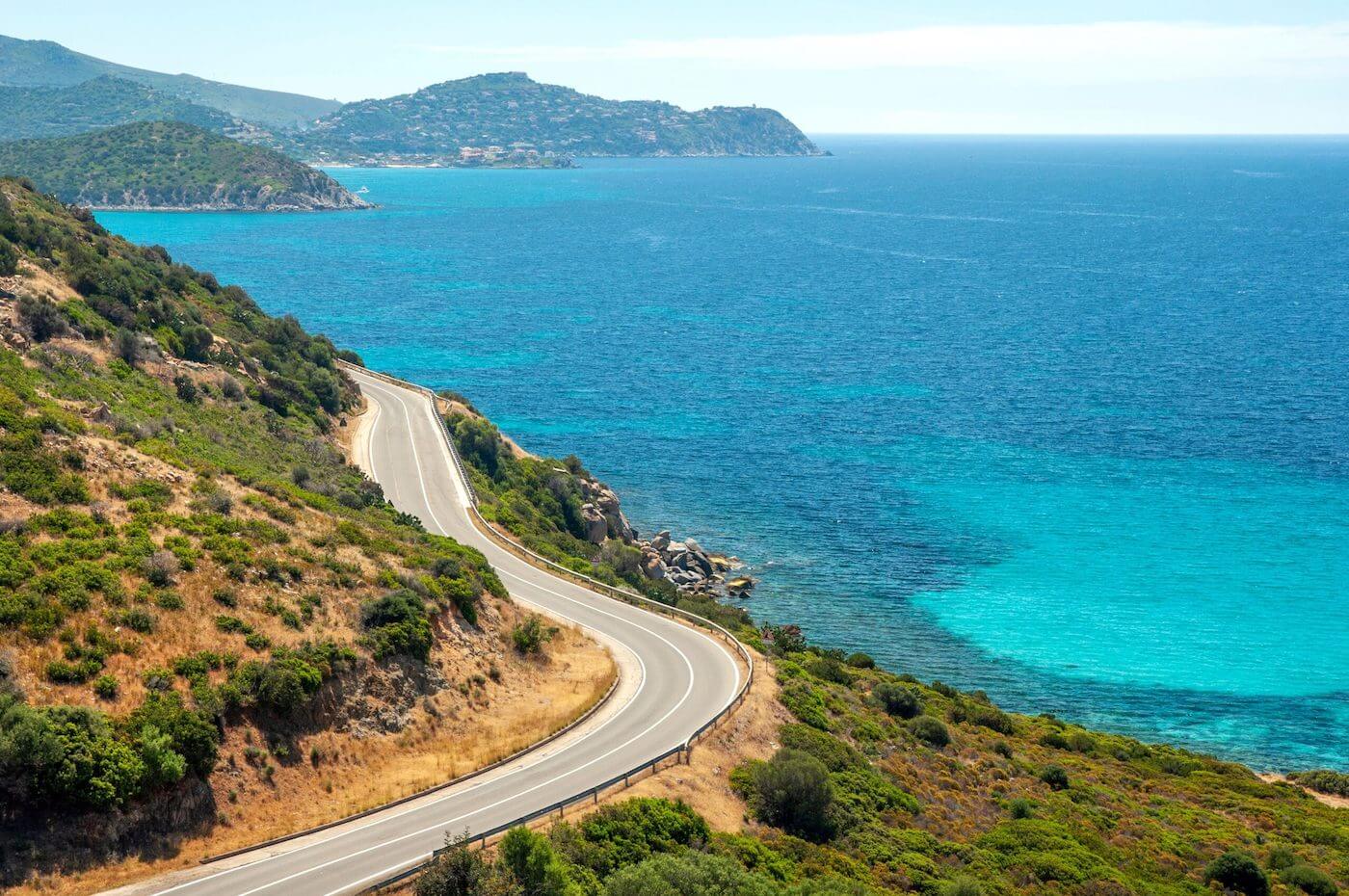 Route côtière sinueuse de Villasimius sur la SS bordant la mer turquoise